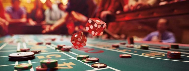 Dealer profesional kasir777 melempar dadu dalam Super Sic Bo dengan studio multi-kamera